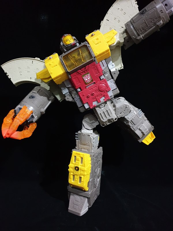 In Hand Images Wfc S29 Omega Supreme Bases  (8 of 17)